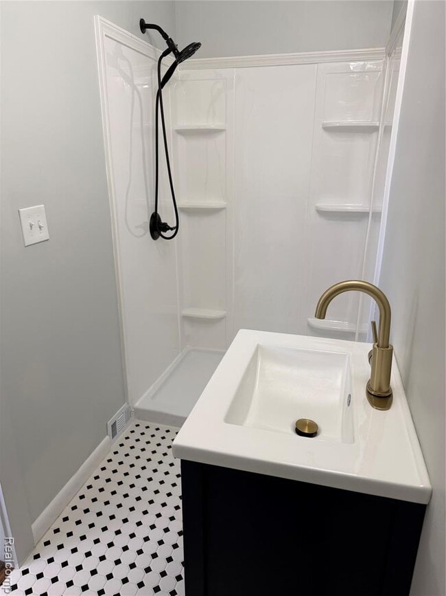 Building Photo - 413 Bridson St