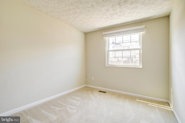 Building Photo - 6324 Lightburn Ct
