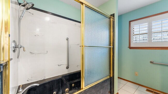 Building Photo - "Charming 2-Bed Home with Scenic Views and...