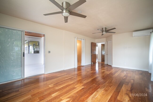 Building Photo - 3 bd / 2 ba Upstairs Unit in a Triplex