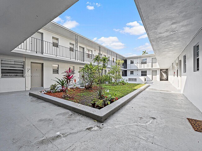 Building Photo - 10375 SW 40th St