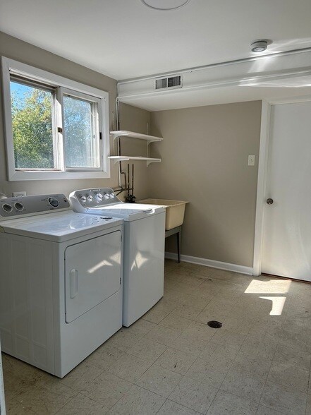 Building Photo - 440 W Arquilla Dr