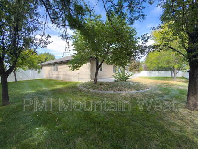 Building Photo - 955 Alton Dr
