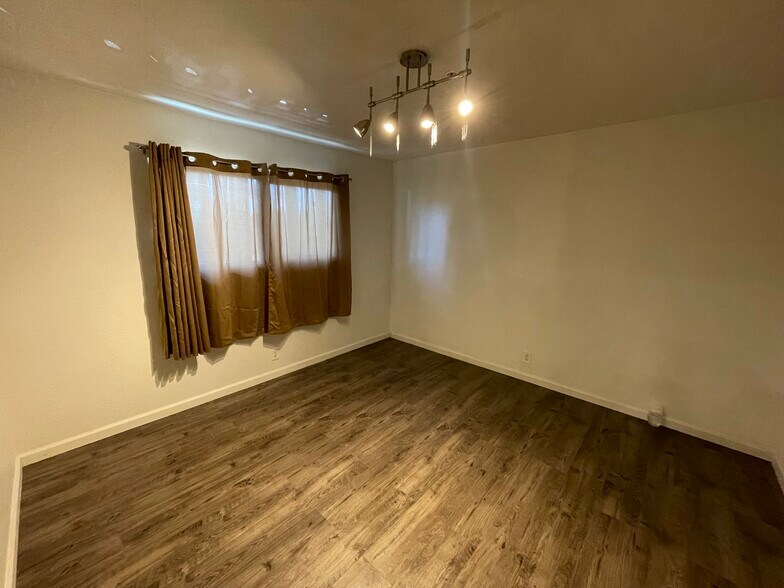 Building Photo - 4041 Oakcrest Dr