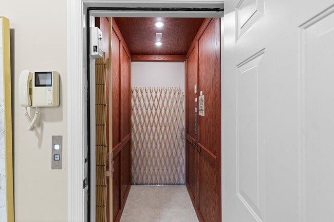 Building Photo - 2864 Tiburon Blvd E