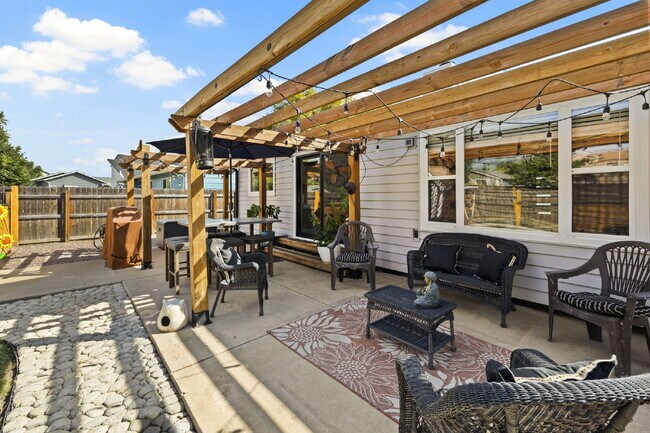 Building Photo - Modern Comfort Meets Charm – Beautifully U...