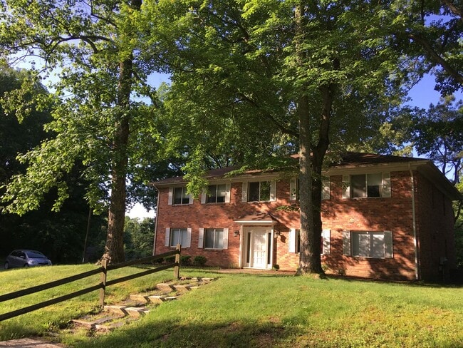 Building Photo - Charming 2 bedroom condo off of Jamestown Road! AVAILABLE July 2026!