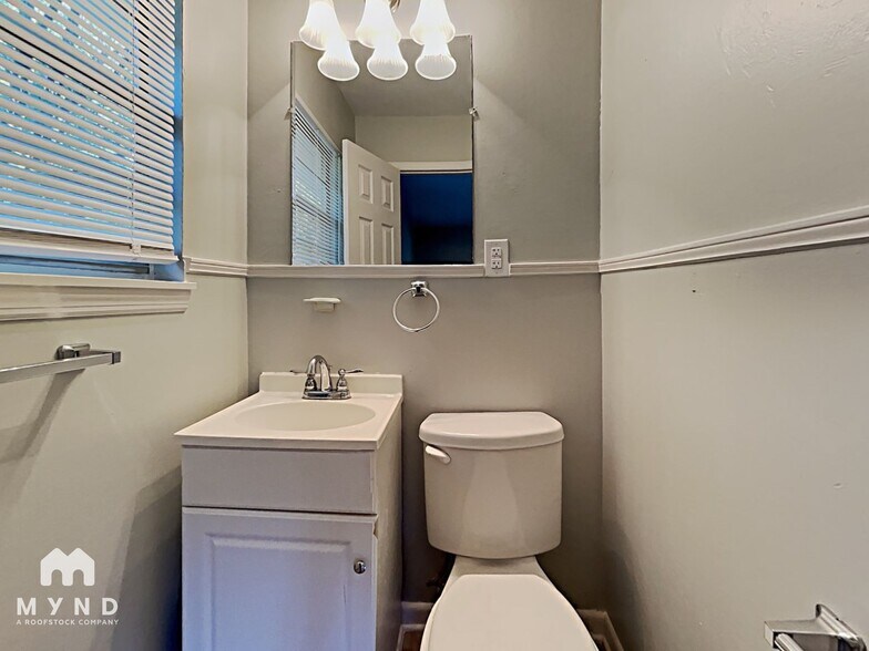 Building Photo - 921 27th Ave N