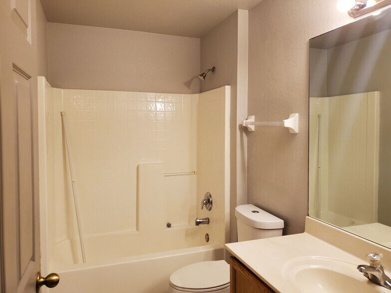 Building Photo - 445 Reading St