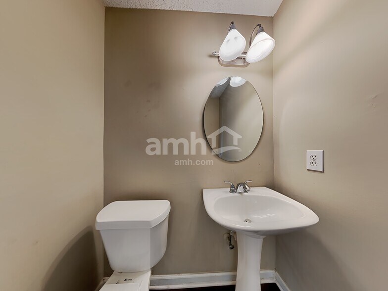 Building Photo - 6004 W Rosie Ln SE