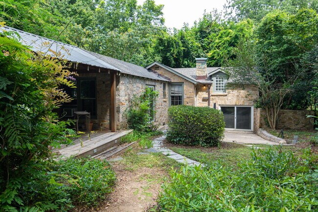 Building Photo - Inviting Stone Home for Rent – Walking Dis...