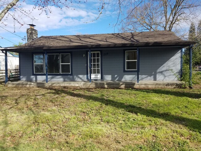 Building Photo - Old School Charm!  Huge Backyard!  Close t...
