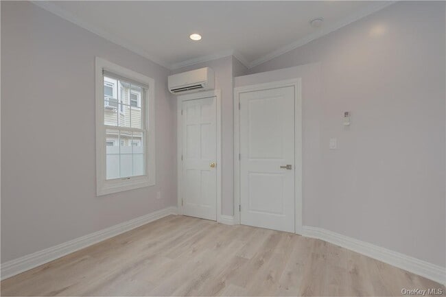 Building Photo - 11 Oak Ave