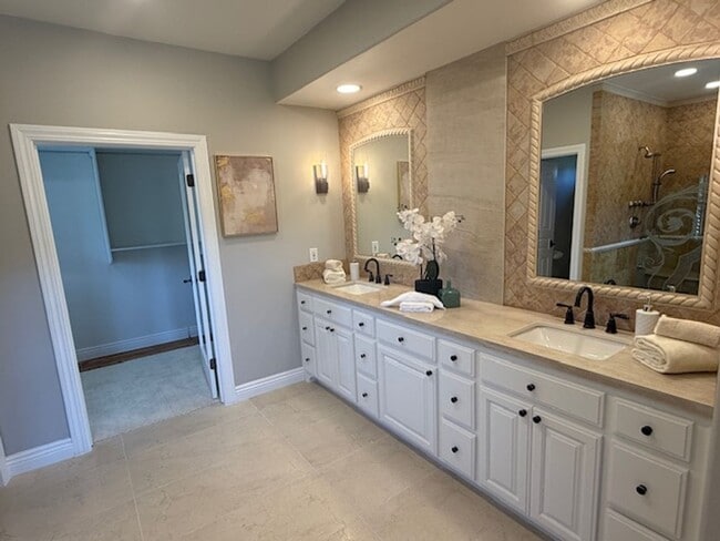 Building Photo - Luxury Two-Story 4BD/4.5BA Home, Located i...