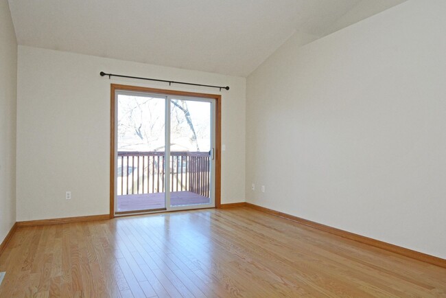 Building Photo - AVAILABLE NOW! Spacious 2 Bed, 2 Bath Town...