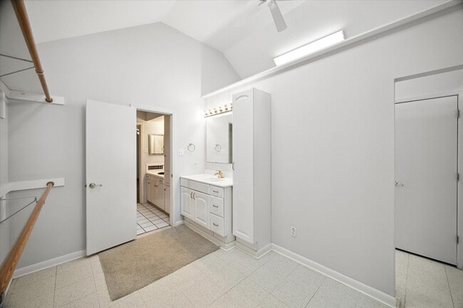 Building Photo - 8730 Cedarspur Dr