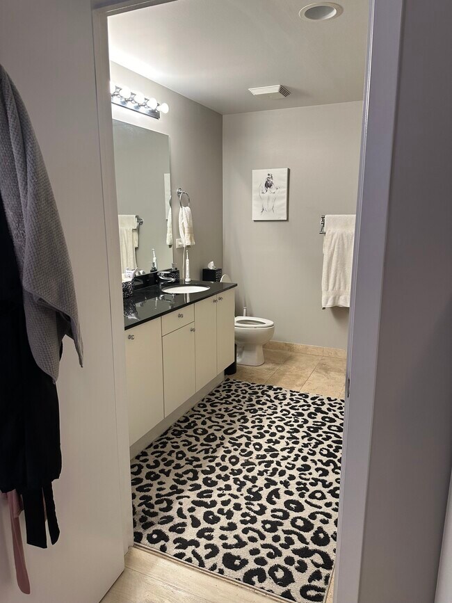 Building Photo - 1422 N La Salle Dr