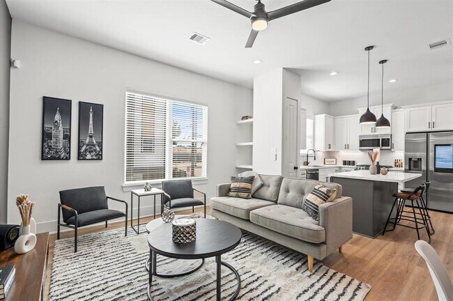 Building Photo - 5214 Pine Tree Dr