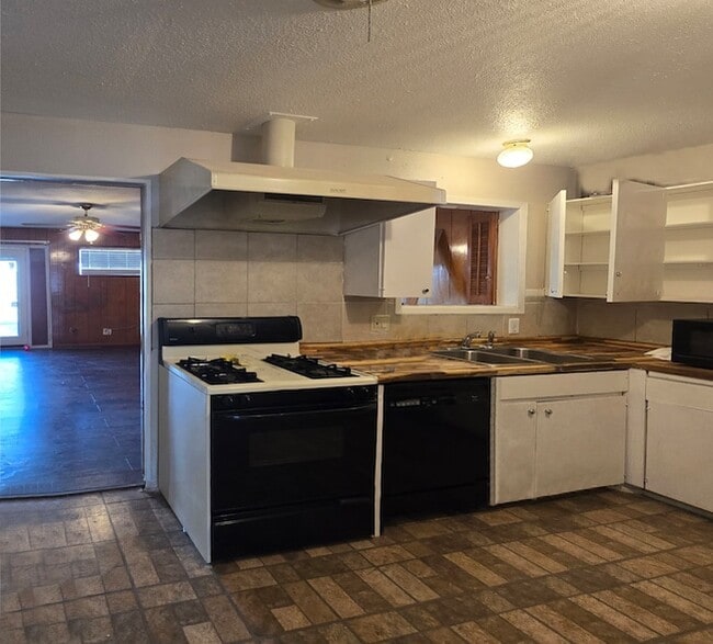 Building Photo - 8307 Bunche Dr