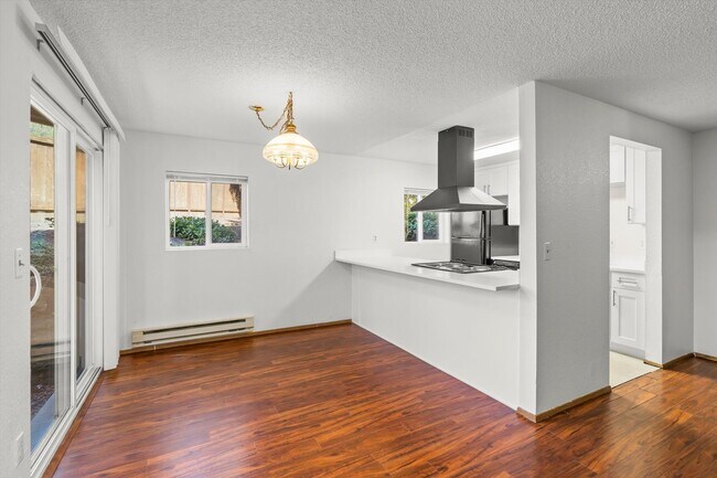 Building Photo - Well Maintained Condo