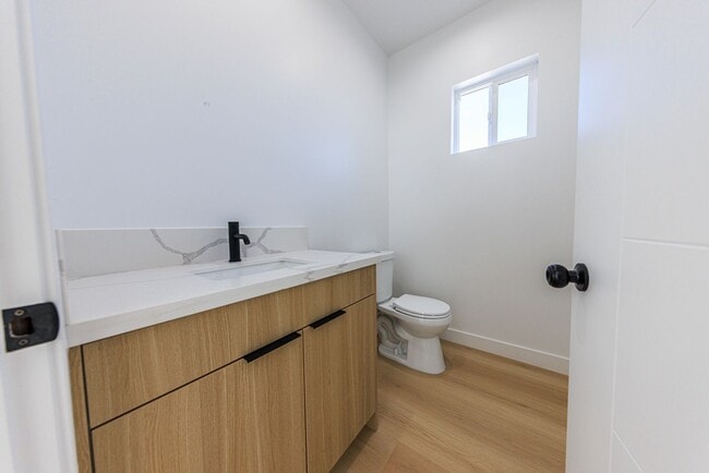 Building Photo - 2847 S Victoria Ave