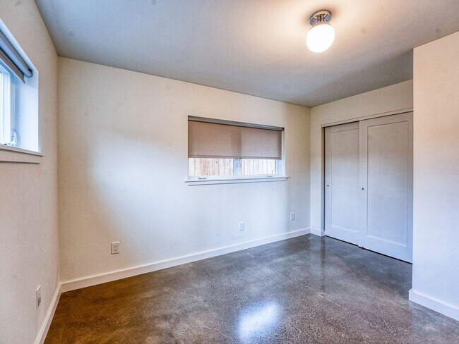 Building Photo - 2Bed 2Bath Home with Washer/Dryer!