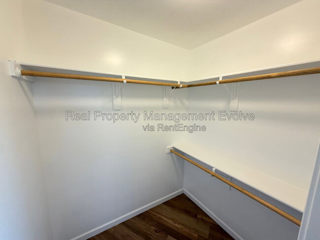 Building Photo - 4213 W Cheyenne Dr