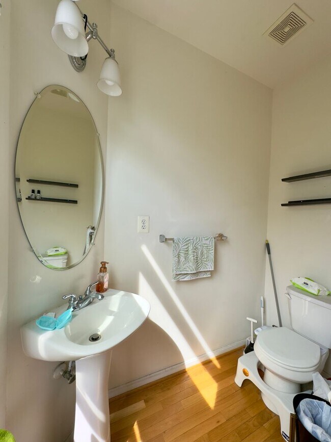 Building Photo - Modern 3-Bedroom Townhome with Stylish Fea...