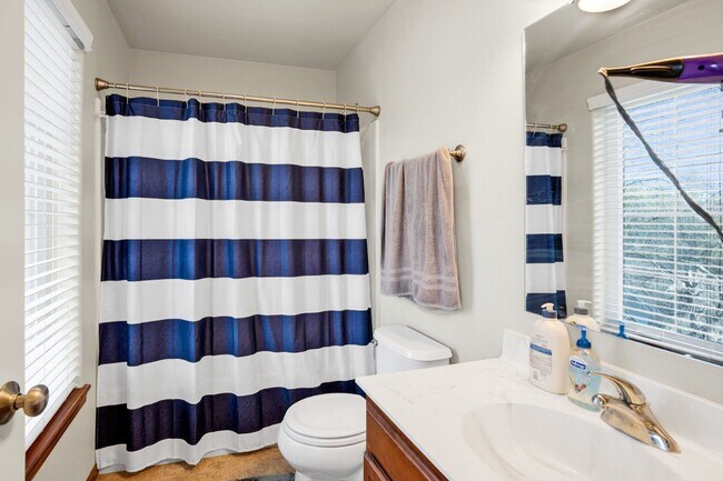 Building Photo - Luxury Iowa City townhouse close to UIHC and Kinnick