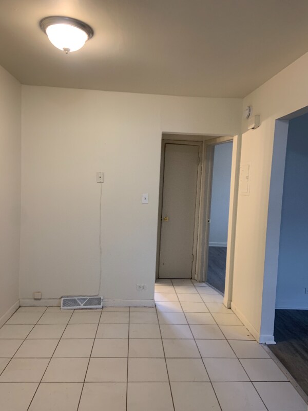 Building Photo - 100 Vana Dr