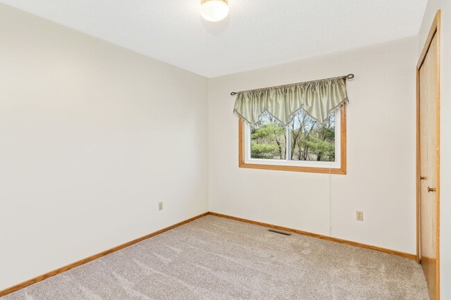 Building Photo - Spacious Home, 6bd, 3ba, 2 levels, 2 kitch...