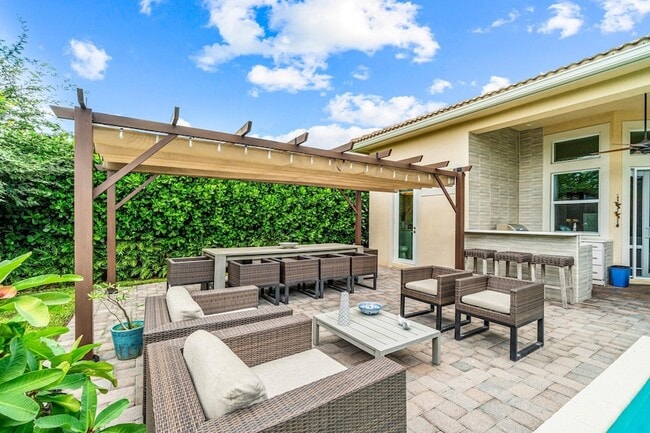 Building Photo - 114 Carmela Ct