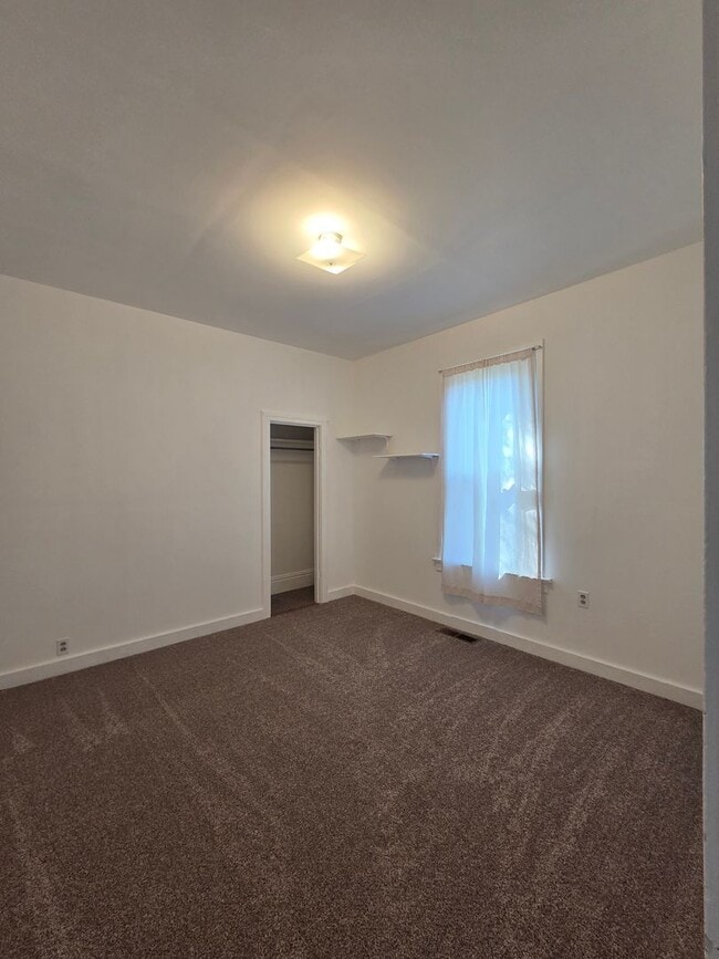 Building Photo - West Side Petaluma Near Down Town  - 2 Bedroom 1 Bathroom