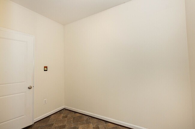 Building Photo - 5 Bed, 4.5 Bath Single Family Home in Step...