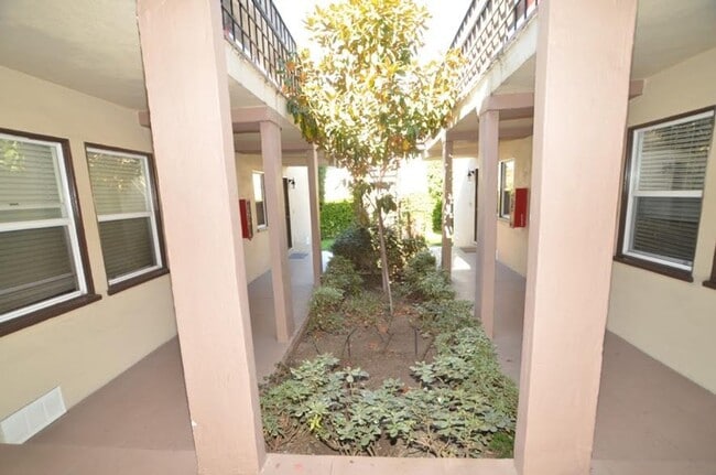 Building Photo - Adams apartments...Newly Remodeled 2 Bedroom Apartment! CALL NOW!