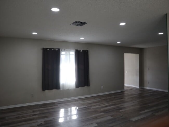 Building Photo - 4 BEDROOM 2 Bath  Pool Home!  Call Carole Arcaro 386-216-4900 Deltona Lakes Realty