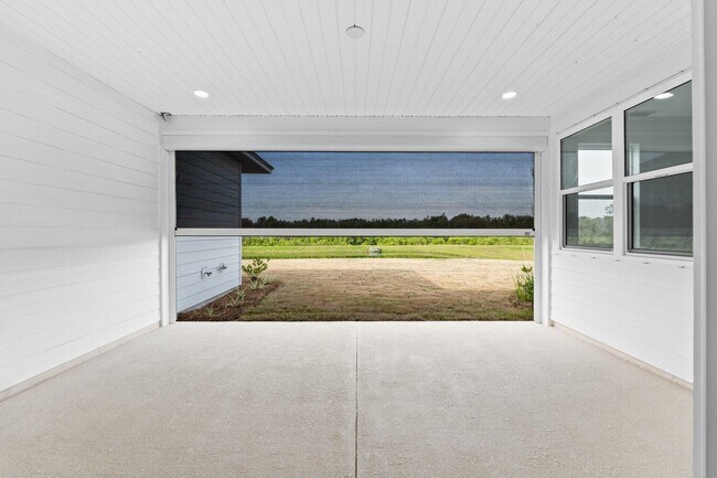 Building Photo - 9511 Paradise Dr