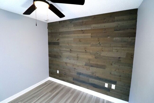 Building Photo - Newly renovated first floor condo! 2 bedrooms