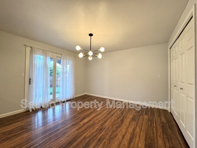 Building Photo - 823 NW 7th Ave