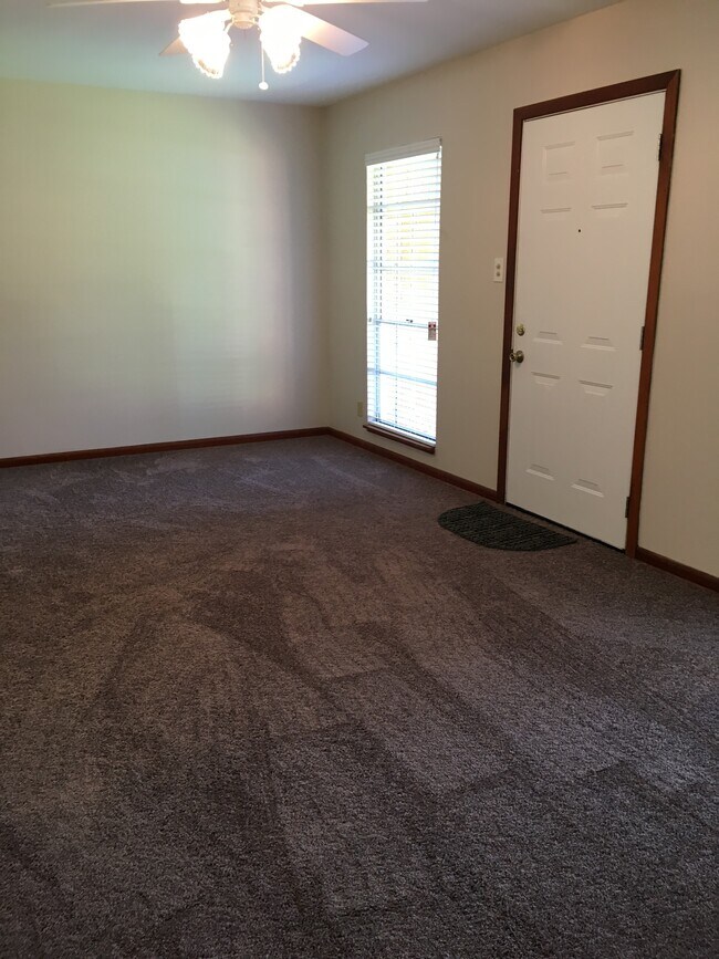 Living area - 1307 College Dr