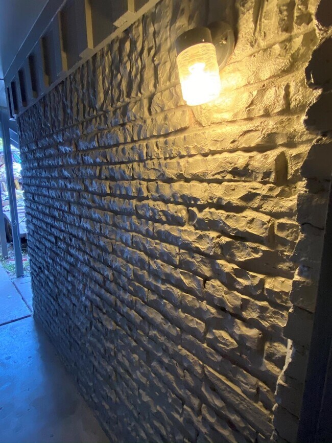 Building Photo - 2518 Lidstone St