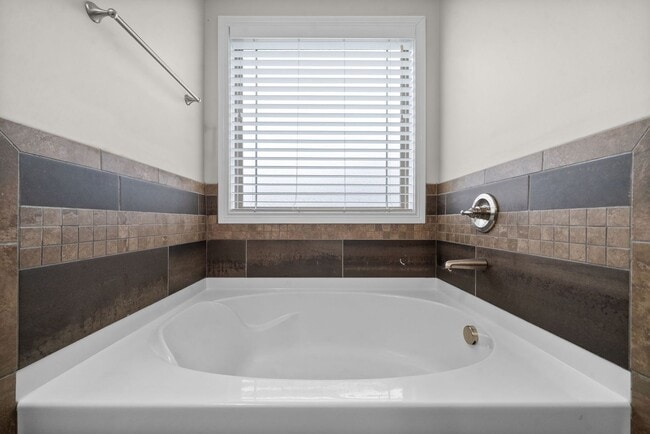 Building Photo - Pet Friendly Three Bedroom in Rossview!
