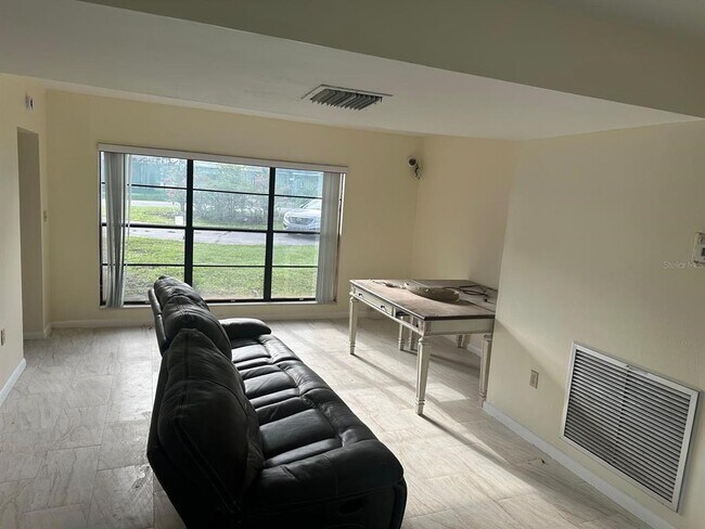 Building Photo - 212 N Chestnut Rd