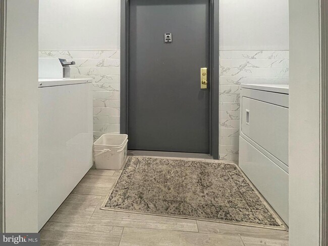 Building Photo - 136 S 11th St