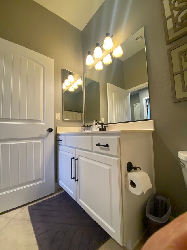 2nd bathroom - 4241 N Pebble Creek Pky