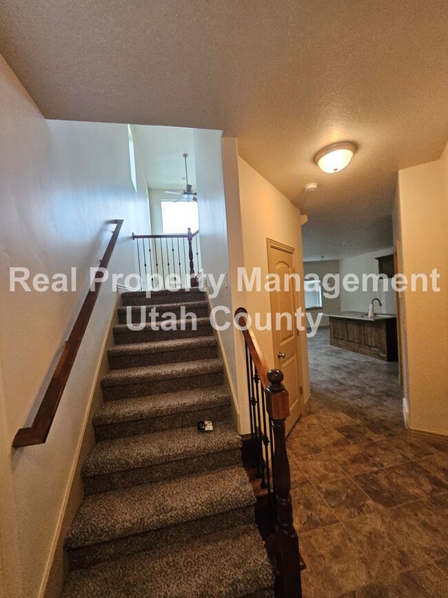 Building Photo - Orem Townhome Central to City Center