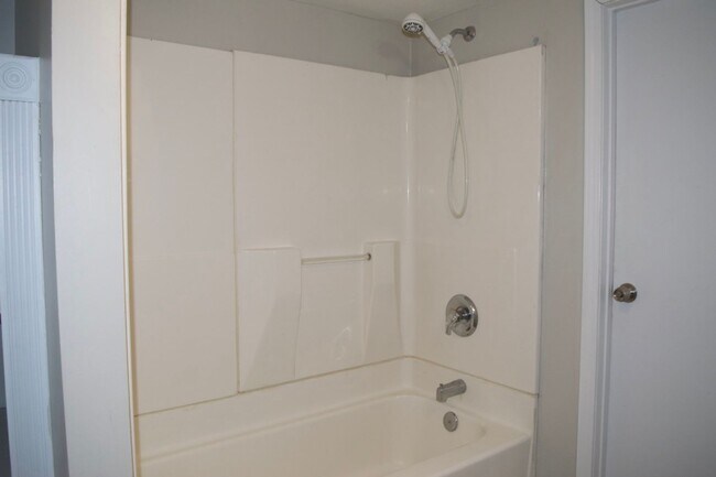 Building Photo - Conveniently Located 3 Bed 2 Bath House