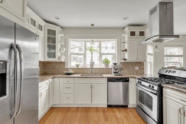 Building Photo - 266 Belmont St