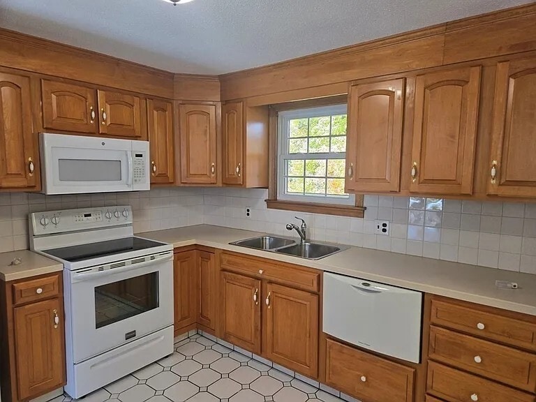 Building Photo - 222 Primrose Hill Rd