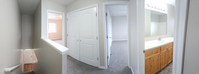 Building Photo - 2 bed, 1.5 bath townhome at Riverwoods